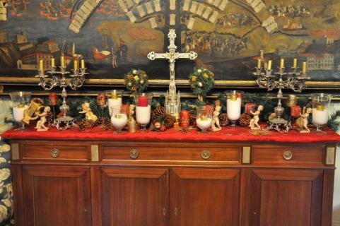 Dans le Salon des Saints Patrons, devant le grand tableau représentant l&rsquo;arbre généalogique de la famille Martelli.
